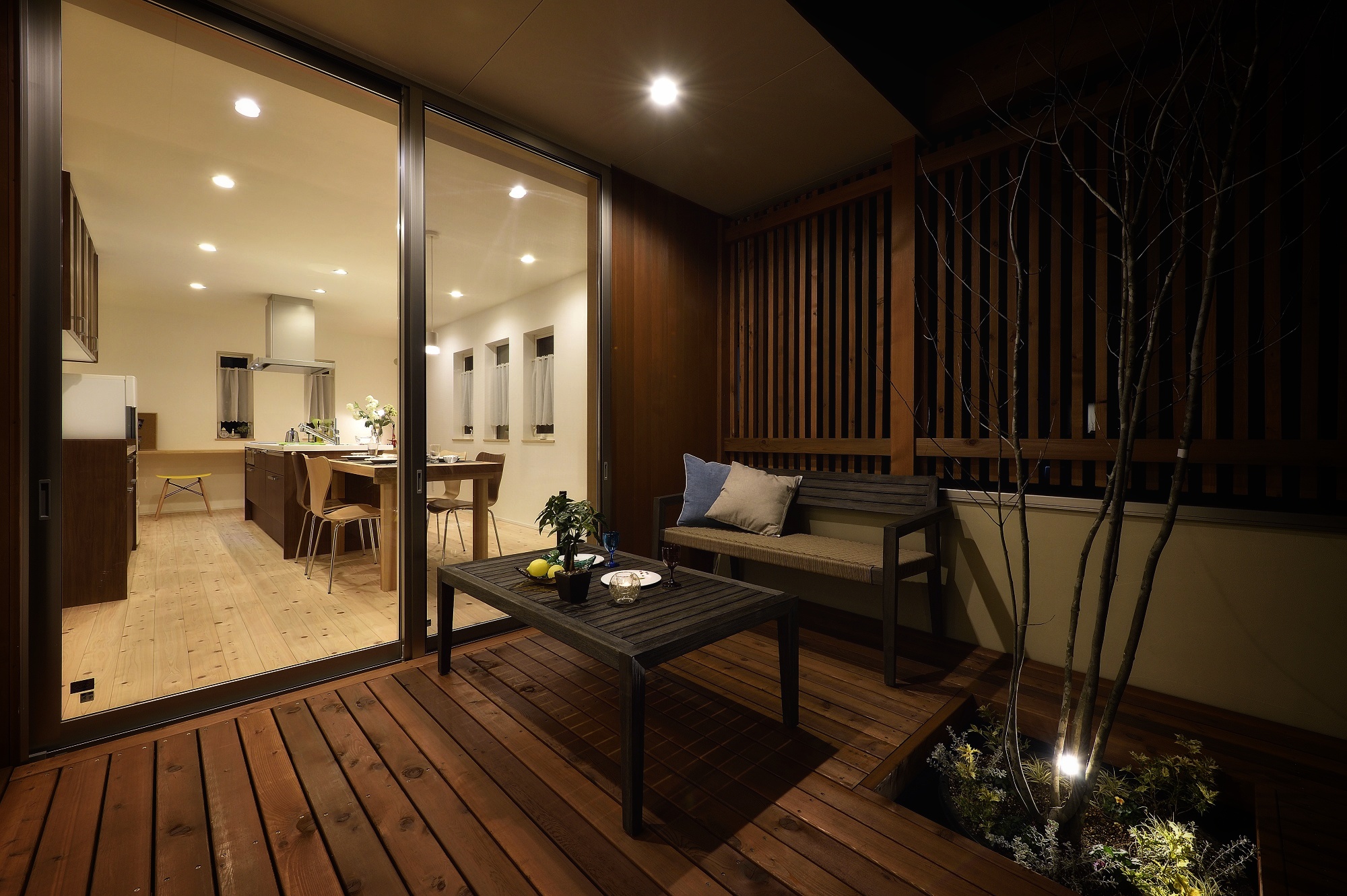 和モダンデザインの中庭を愉しむ家